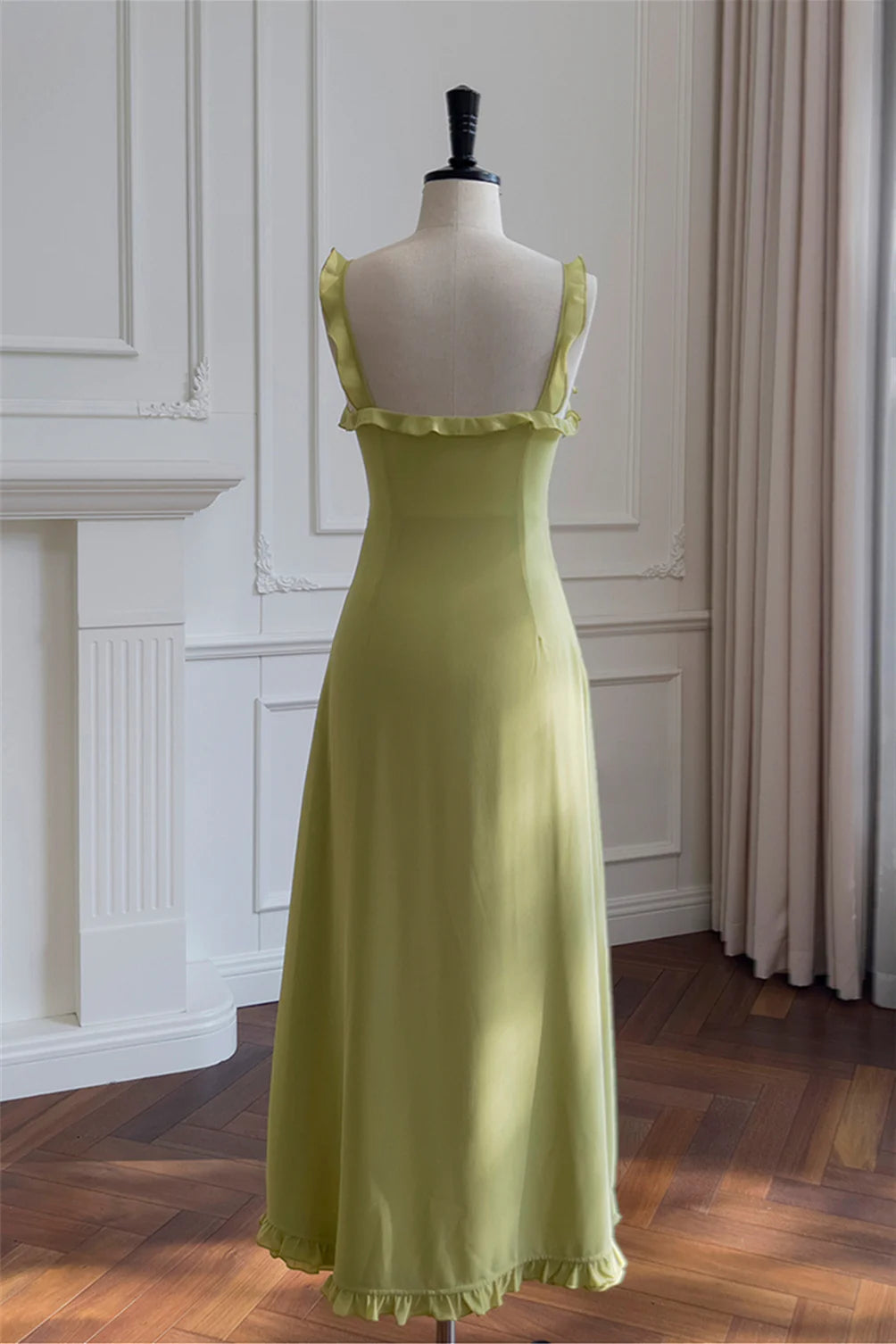 Vestido largo verde sin mangas con tirantes finos y volantes irregulares de Weitese para fiesta